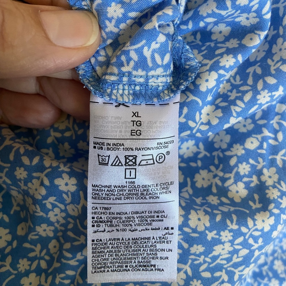 Beautiful ditsy floral print romper - Picture 5 of 5